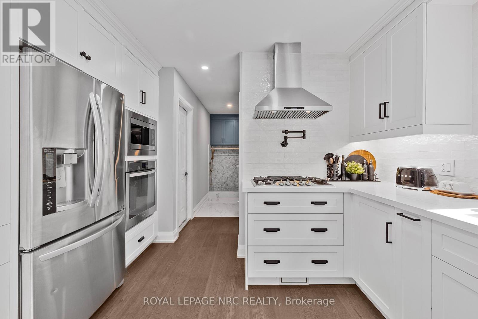 












94 DORCHESTER DRIVE

,
Grimsby,




Ontario
L3M1A8

