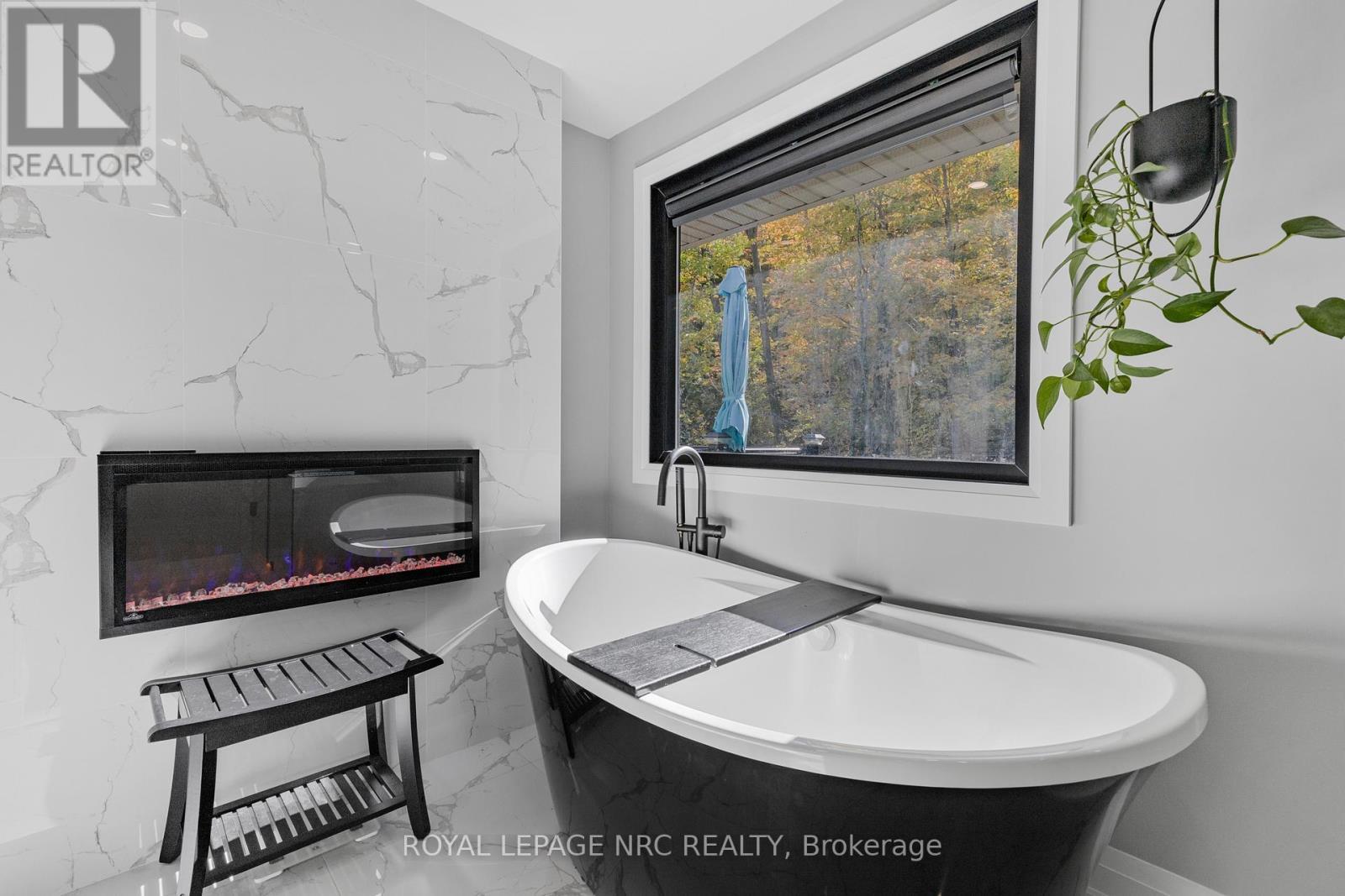 












94 DORCHESTER DRIVE

,
Grimsby,




Ontario
L3M1A8

