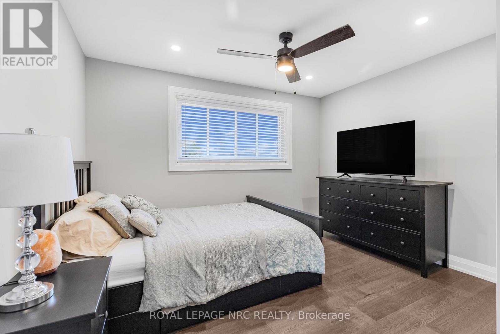 












94 DORCHESTER DRIVE

,
Grimsby,




Ontario
L3M1A8

