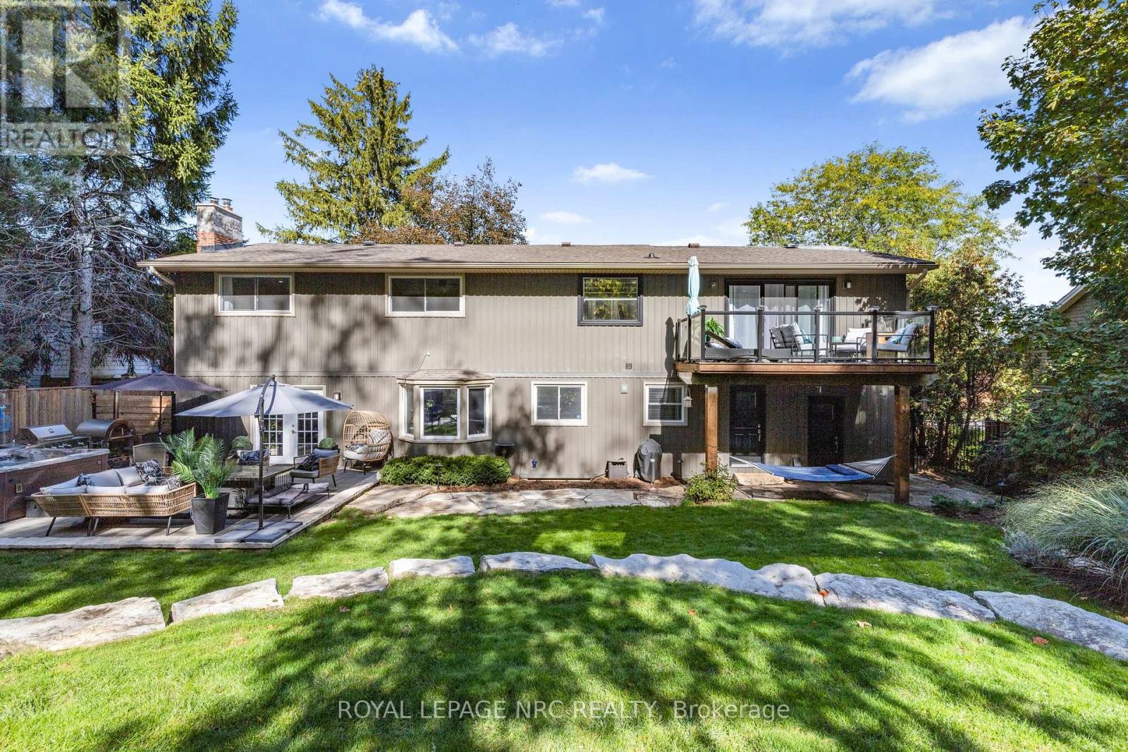 












94 DORCHESTER DRIVE

,
Grimsby,




Ontario
L3M1A8

