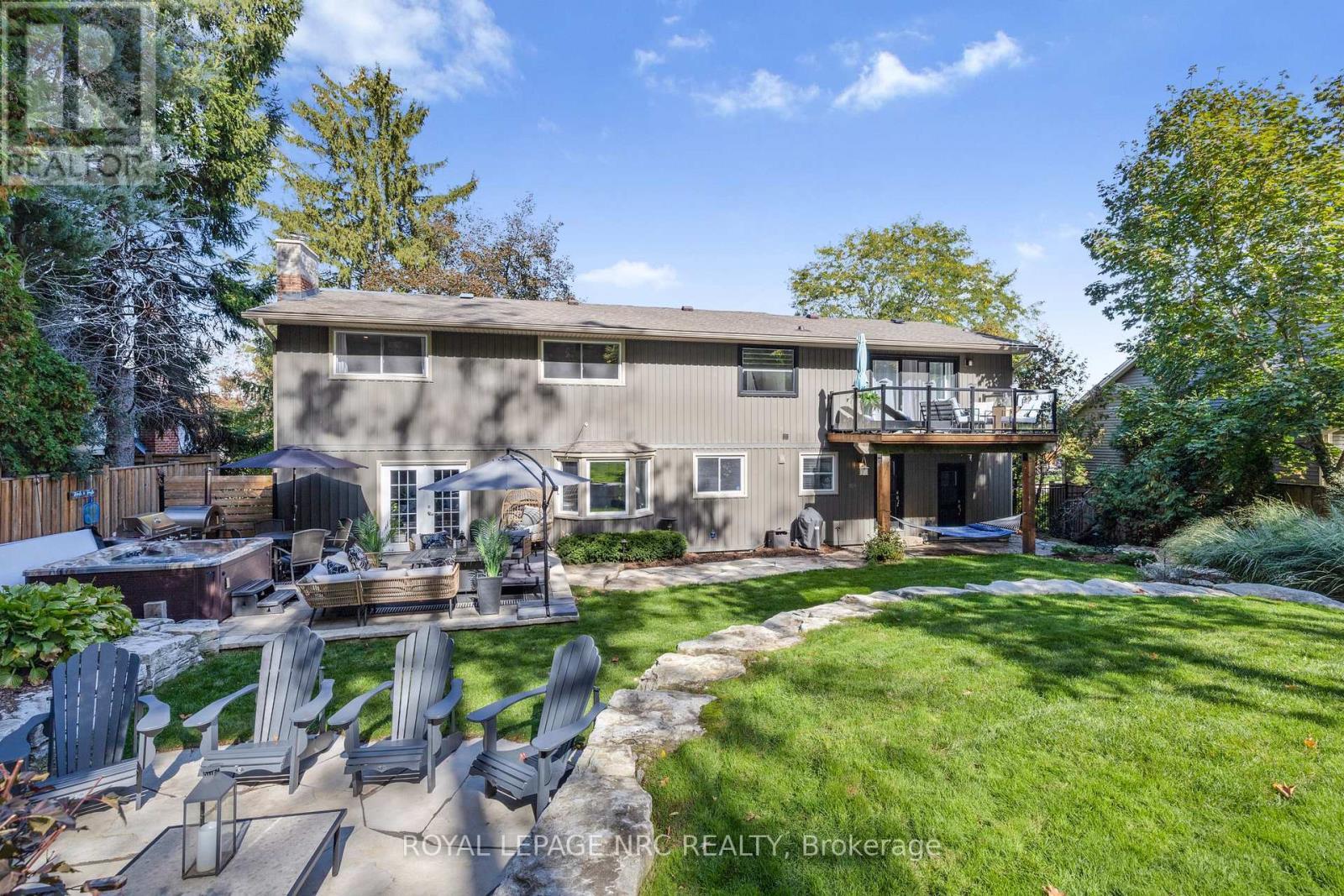 












94 DORCHESTER DRIVE

,
Grimsby,




Ontario
L3M1A8

