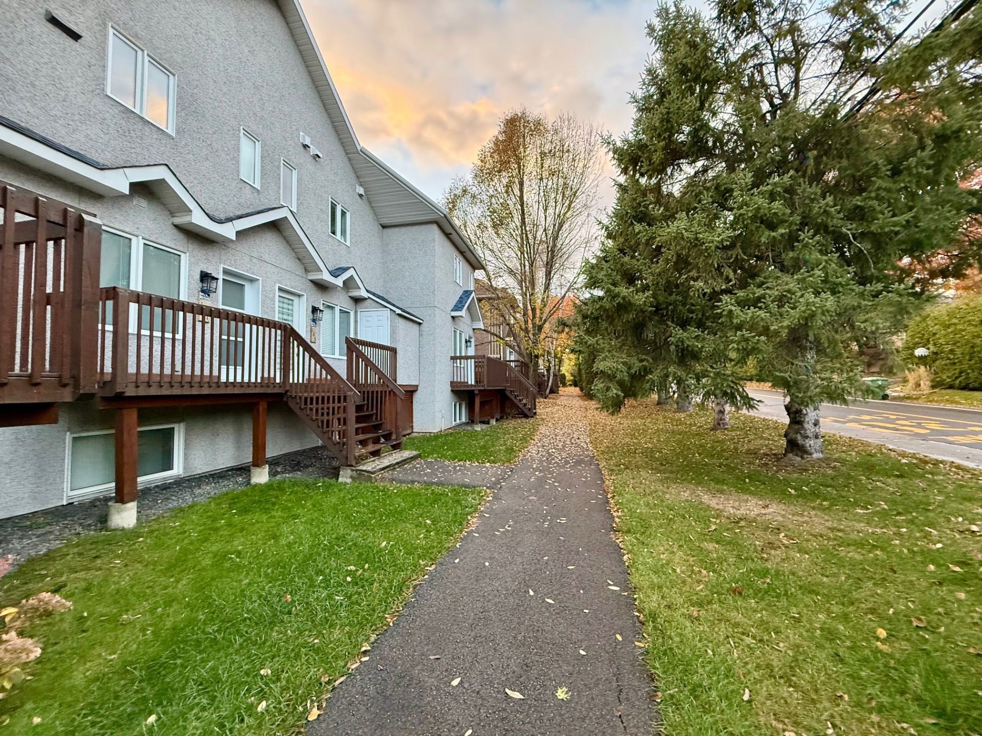 









167


Av. St-Denis

,
Saint-Sauveur,




QC
J0R1R3

