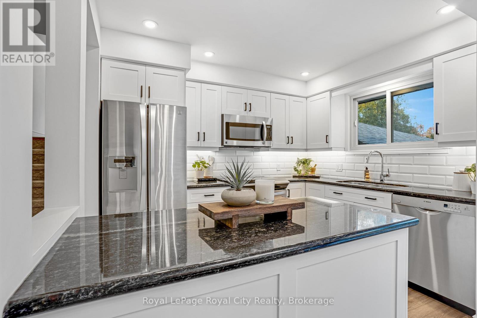 












31 LAMBERT CRESCENT

,
Guelph (Dovercliffe Park/Old University),




Ontario
N1G2R4

