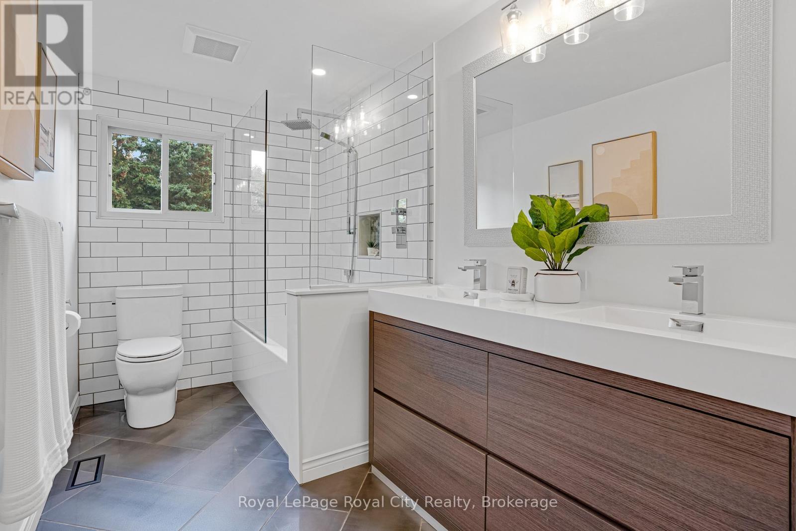 












31 LAMBERT CRESCENT

,
Guelph (Dovercliffe Park/Old University),




Ontario
N1G2R4

