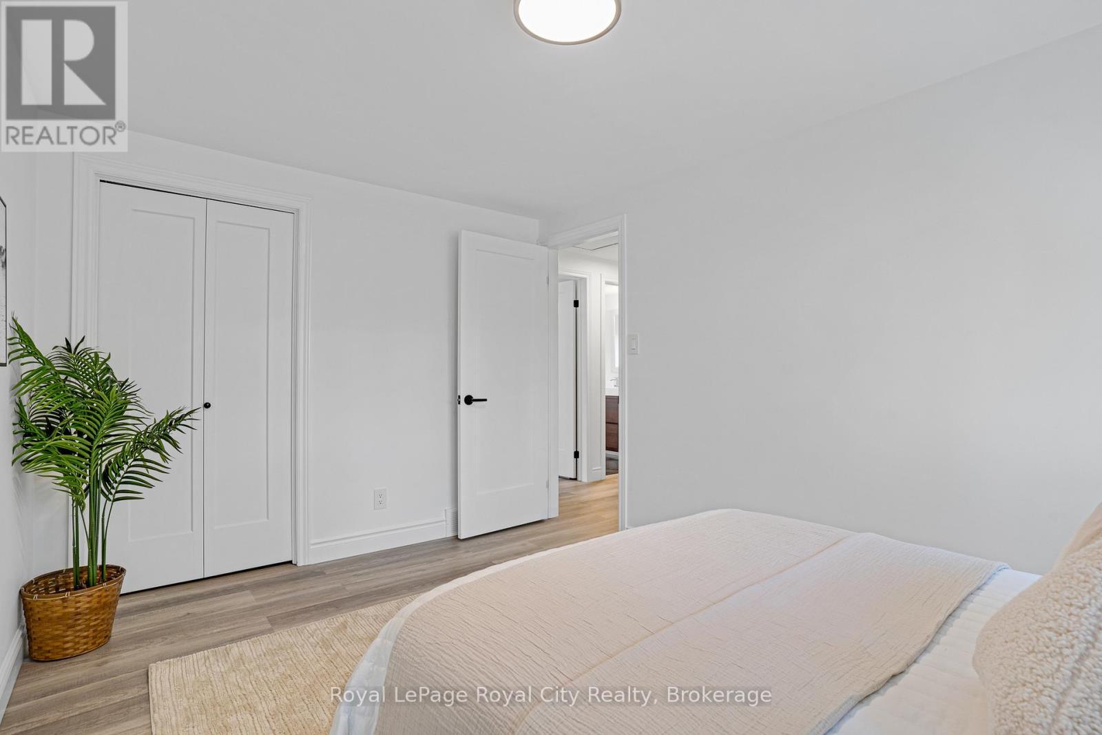 












31 LAMBERT CRESCENT

,
Guelph (Dovercliffe Park/Old University),




Ontario
N1G2R4

