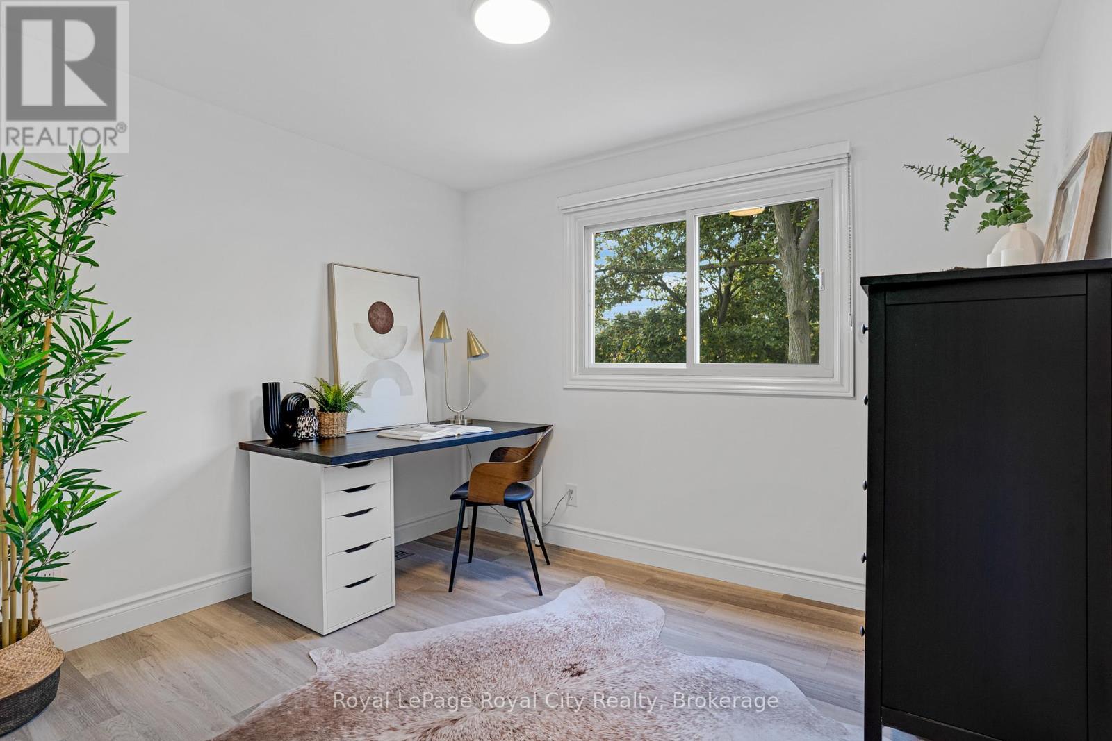 












31 LAMBERT CRESCENT

,
Guelph (Dovercliffe Park/Old University),




Ontario
N1G2R4

