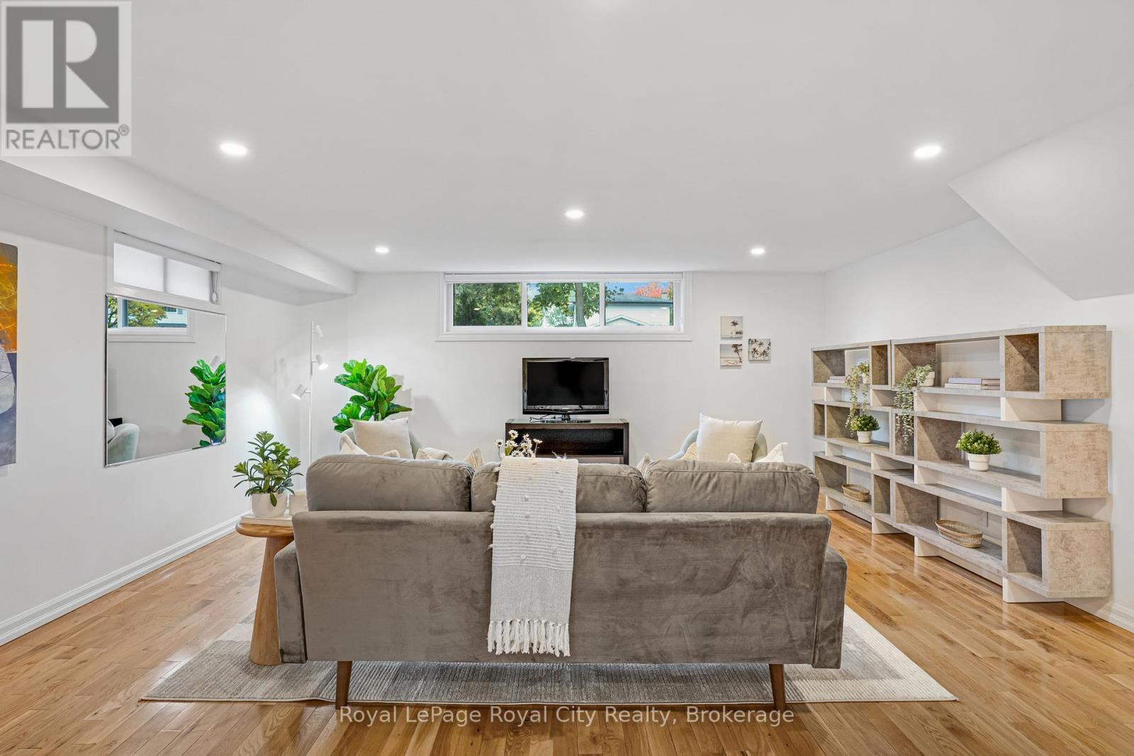 












31 LAMBERT CRESCENT

,
Guelph (Dovercliffe Park/Old University),




Ontario
N1G2R4

