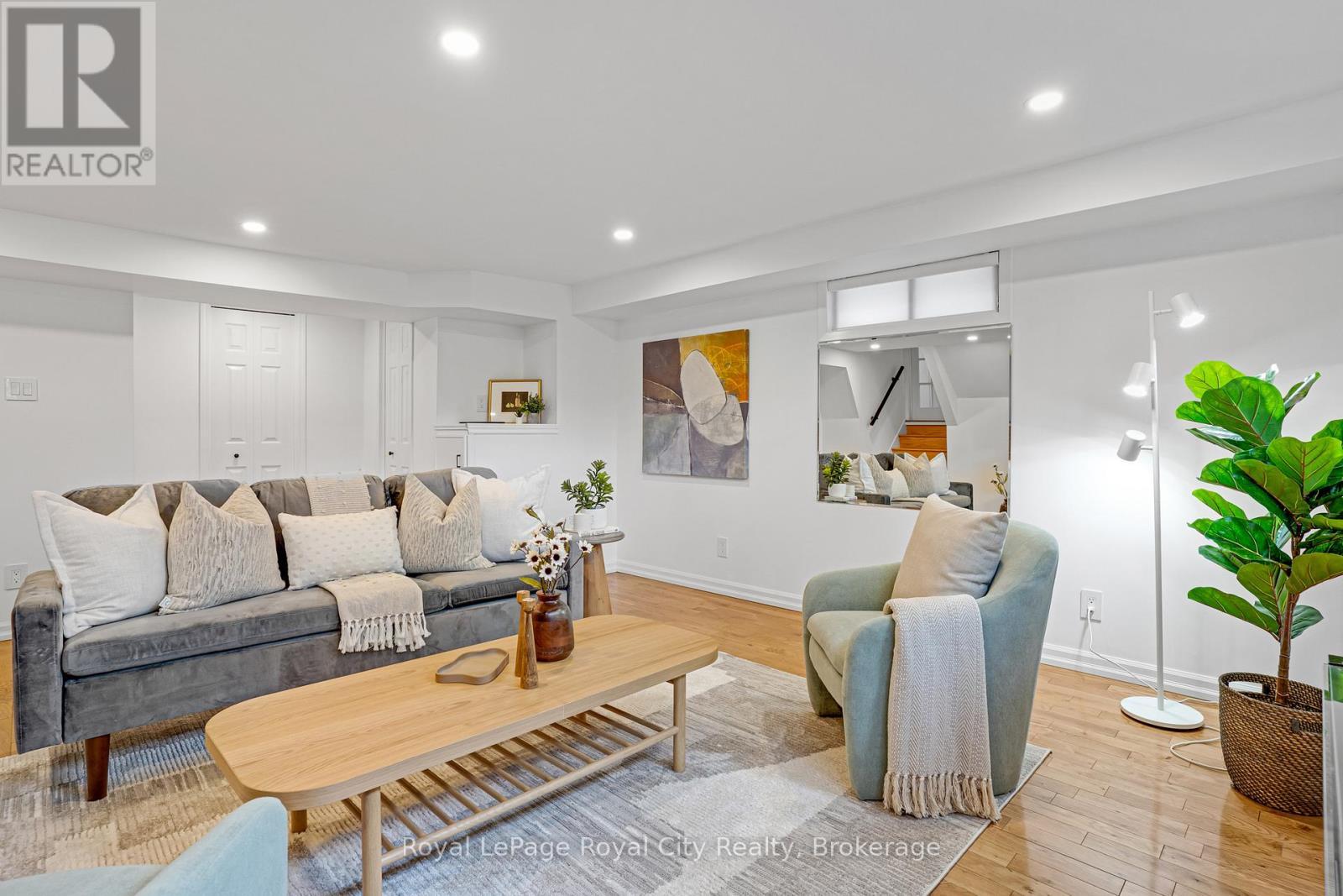 












31 LAMBERT CRESCENT

,
Guelph (Dovercliffe Park/Old University),




Ontario
N1G2R4

