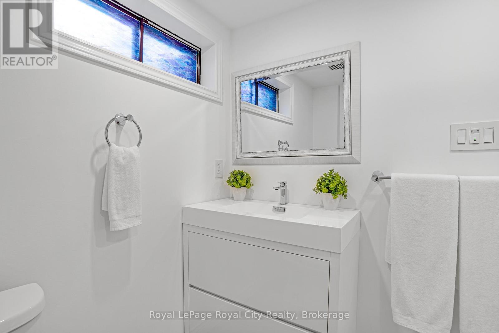 












31 LAMBERT CRESCENT

,
Guelph (Dovercliffe Park/Old University),




Ontario
N1G2R4

