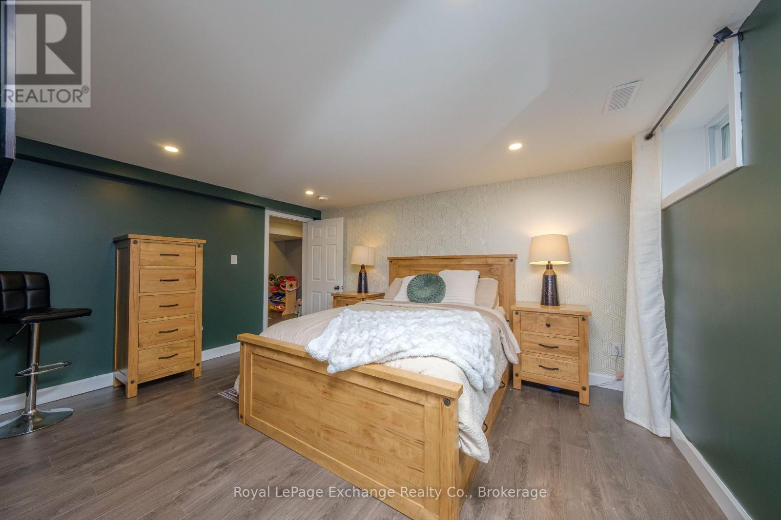 












391 7TH AVENUE E

,
Owen Sound,




Ontario
N4K2W8

