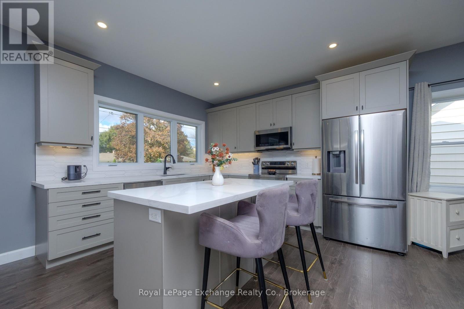 












391 7TH AVENUE E

,
Owen Sound,




Ontario
N4K2W8

