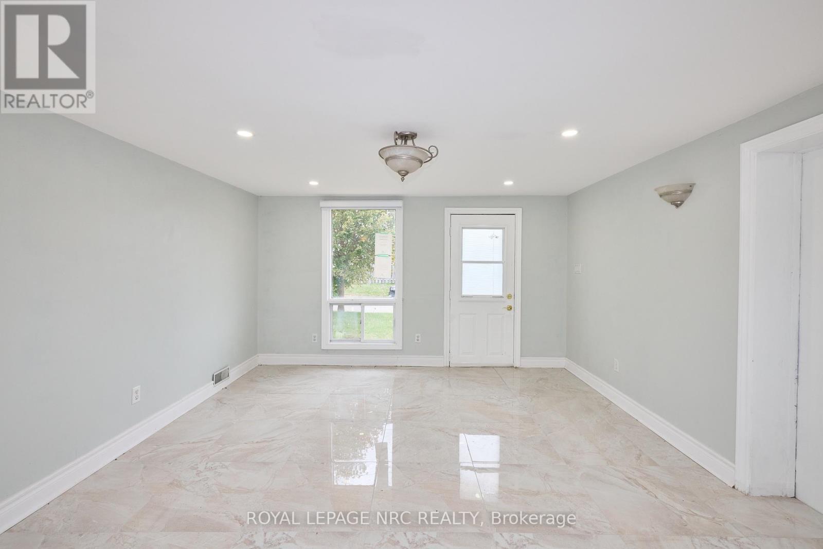 












6673 HUGGINS STREET

,
Niagara Falls (Stamford),




Ontario
L2J1H5

