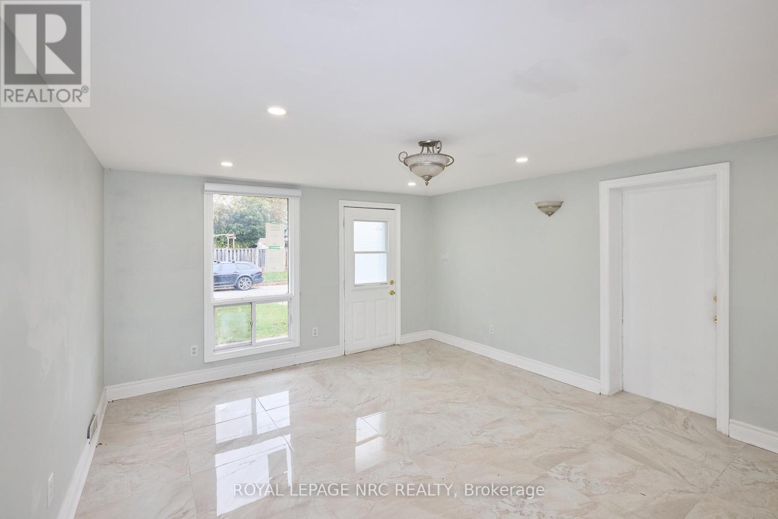 












6673 HUGGINS STREET

,
Niagara Falls (Stamford),




Ontario
L2J1H5

