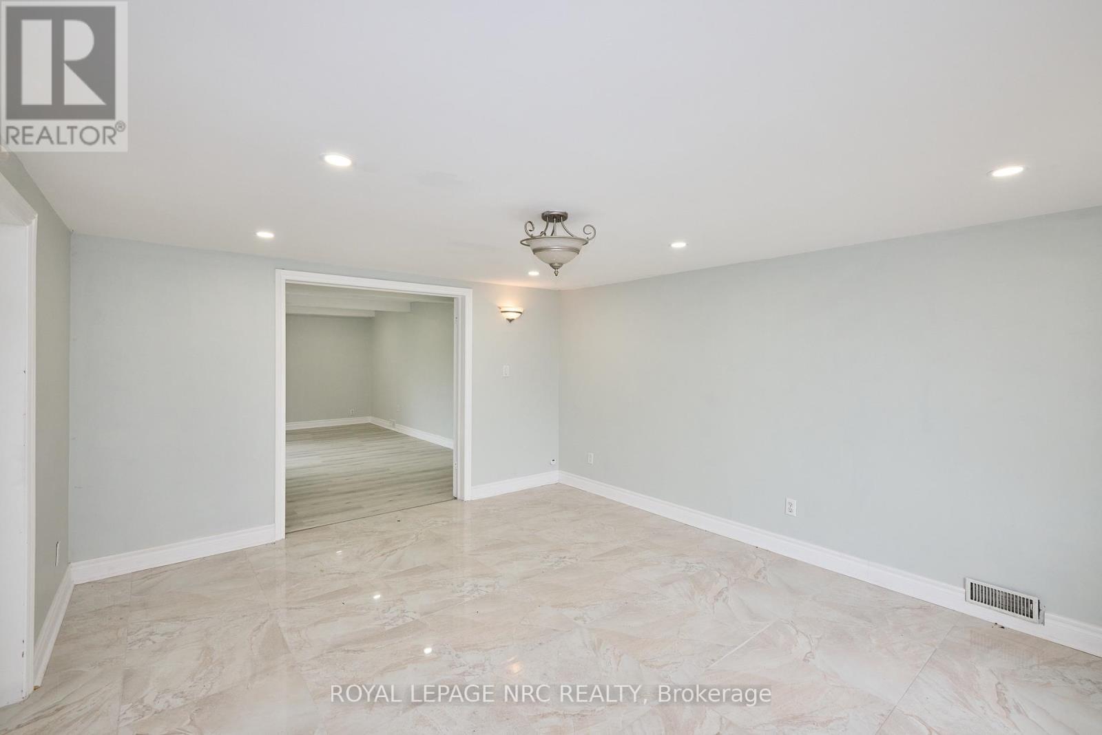 












6673 HUGGINS STREET

,
Niagara Falls (Stamford),




Ontario
L2J1H5

