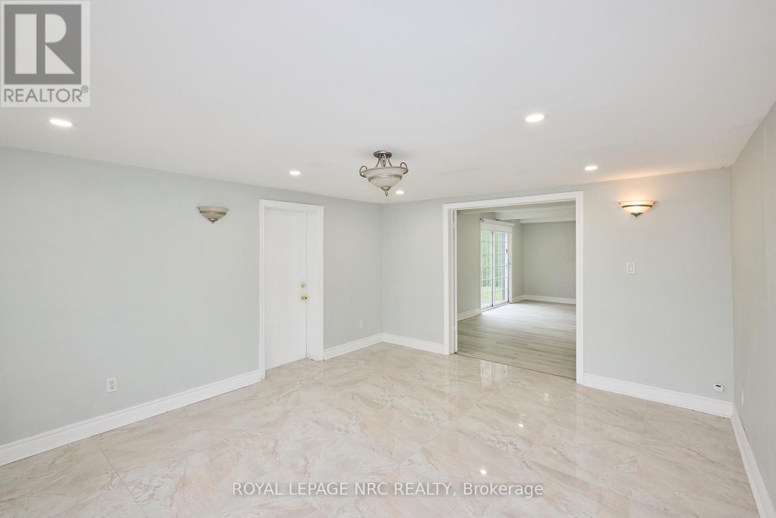 












6673 HUGGINS STREET

,
Niagara Falls (Stamford),




Ontario
L2J1H5

