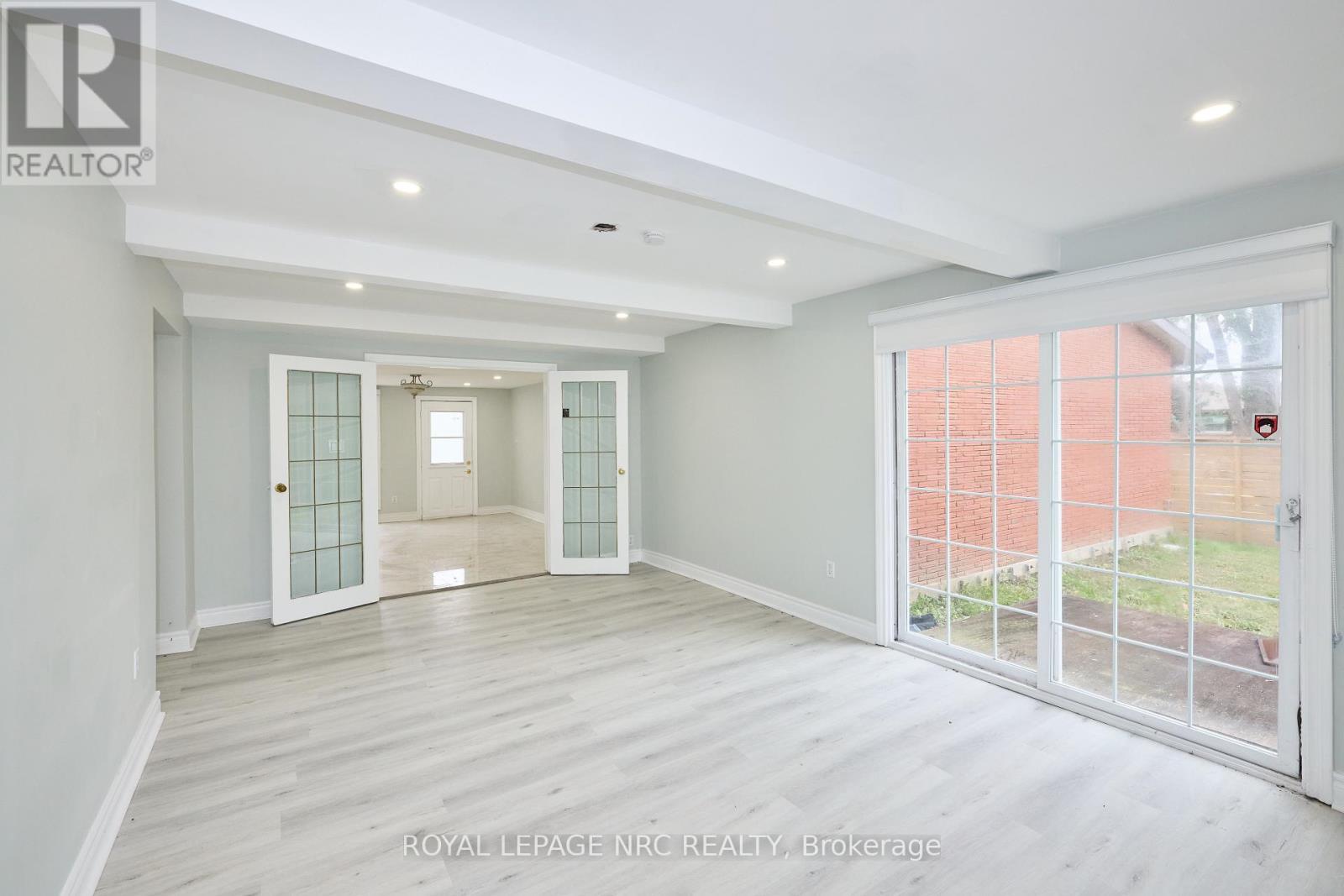 












6673 HUGGINS STREET

,
Niagara Falls (Stamford),




Ontario
L2J1H5

