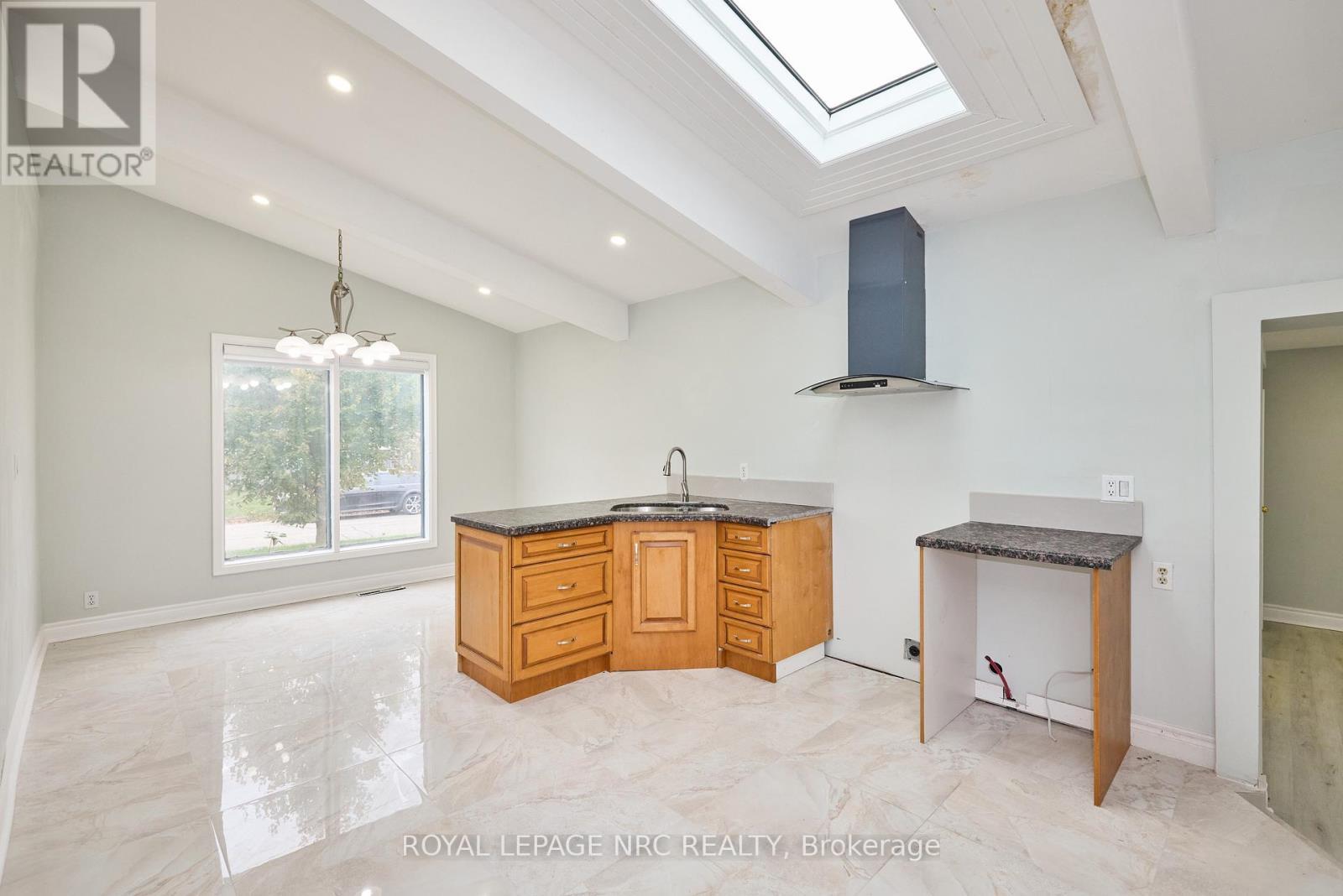 












6673 HUGGINS STREET

,
Niagara Falls (Stamford),




Ontario
L2J1H5

