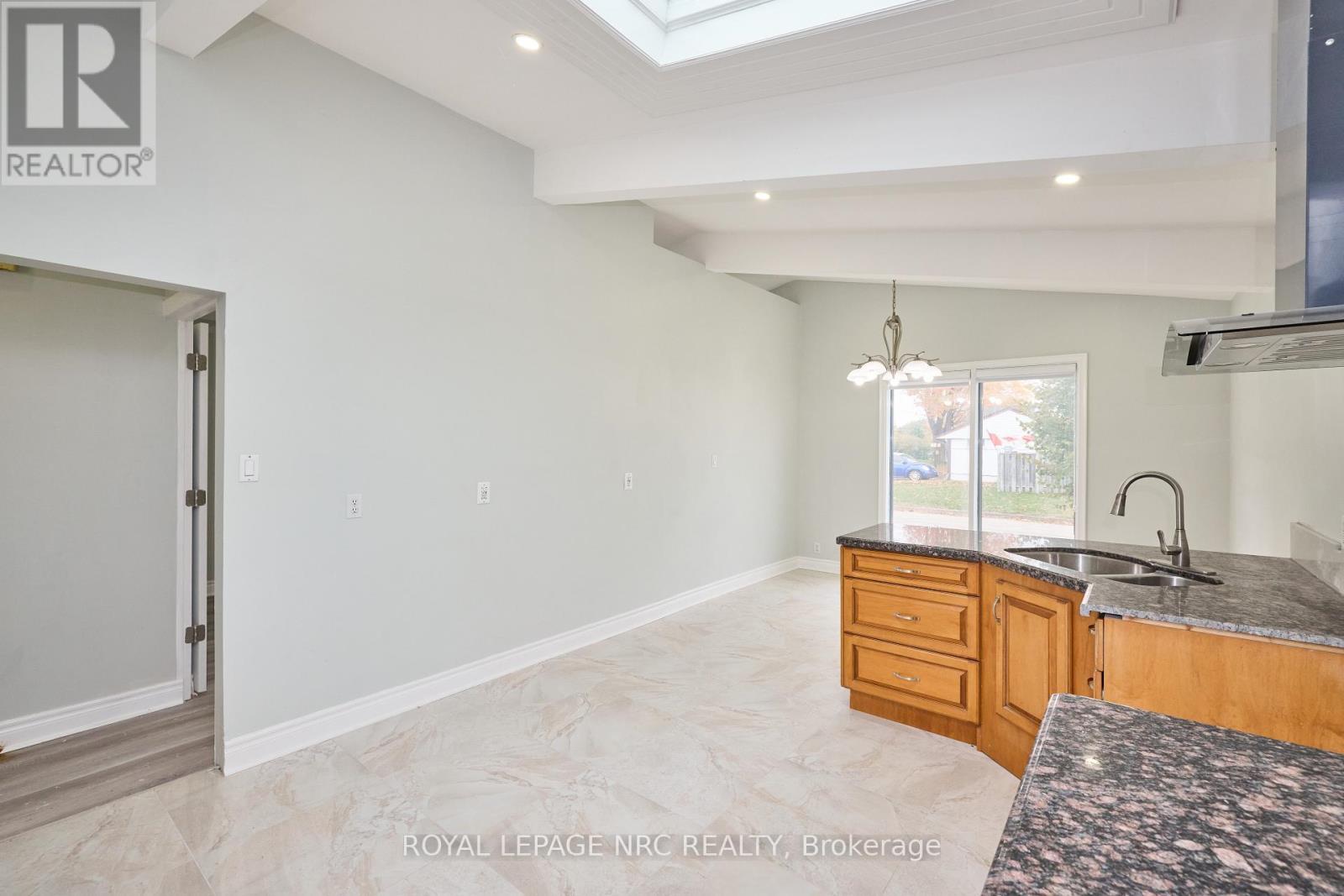 












6673 HUGGINS STREET

,
Niagara Falls (Stamford),




Ontario
L2J1H5

