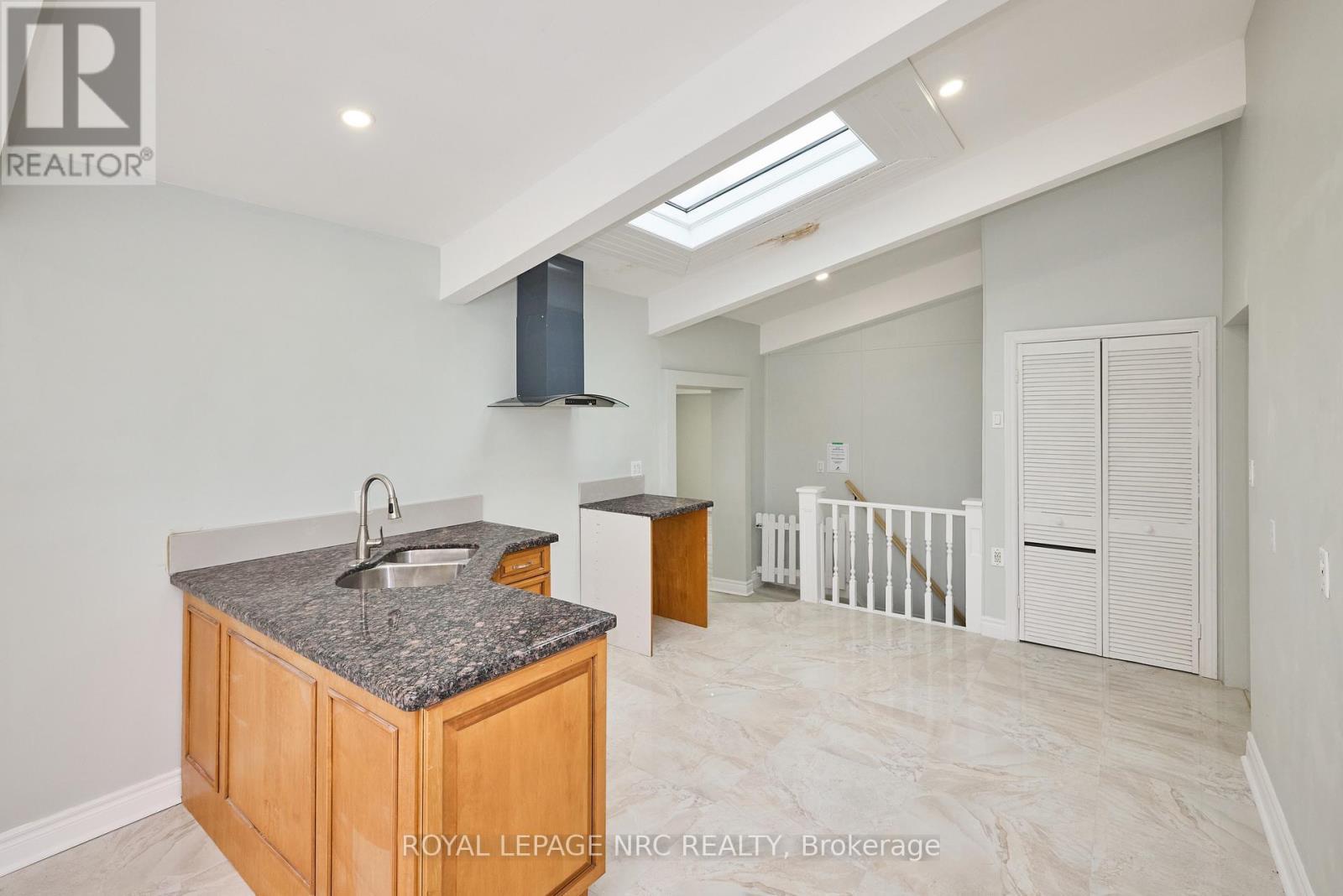 












6673 HUGGINS STREET

,
Niagara Falls (Stamford),




Ontario
L2J1H5

