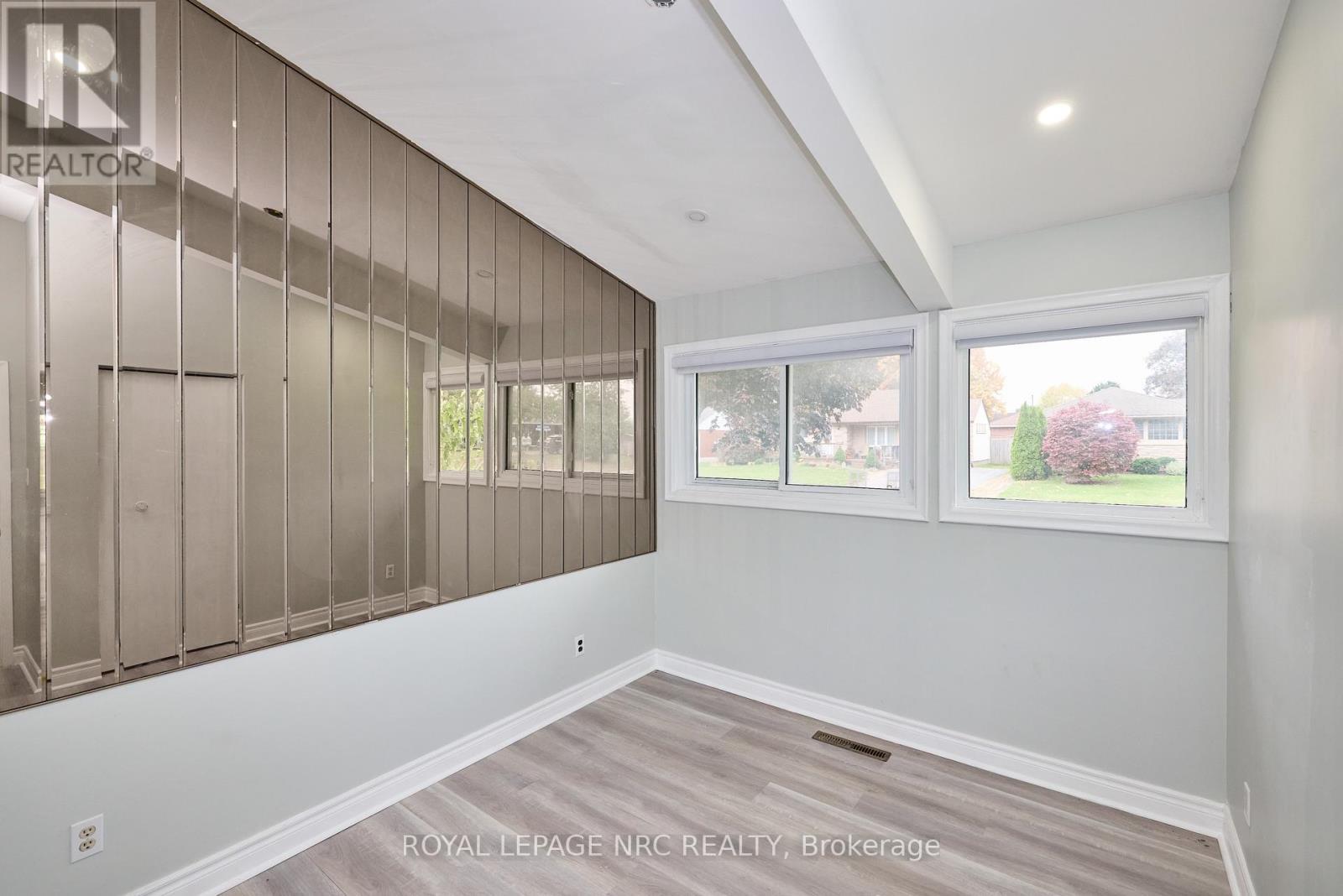 












6673 HUGGINS STREET

,
Niagara Falls (Stamford),




Ontario
L2J1H5

