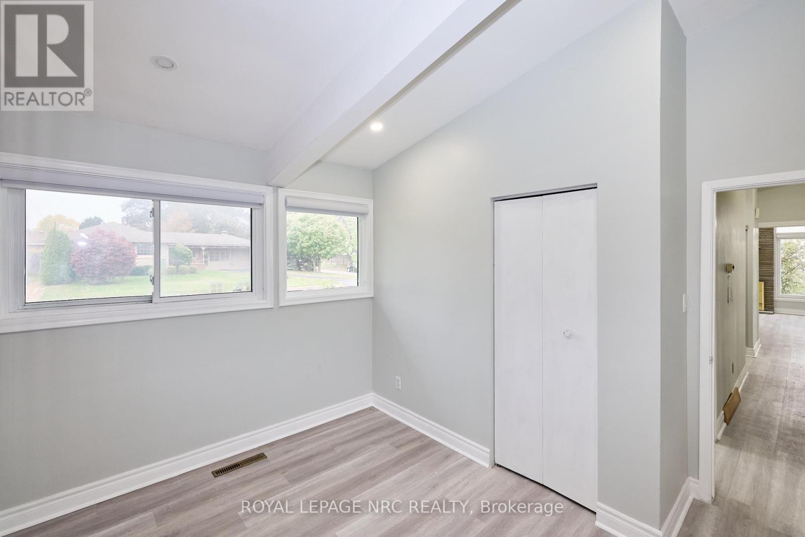 












6673 HUGGINS STREET

,
Niagara Falls (Stamford),




Ontario
L2J1H5

