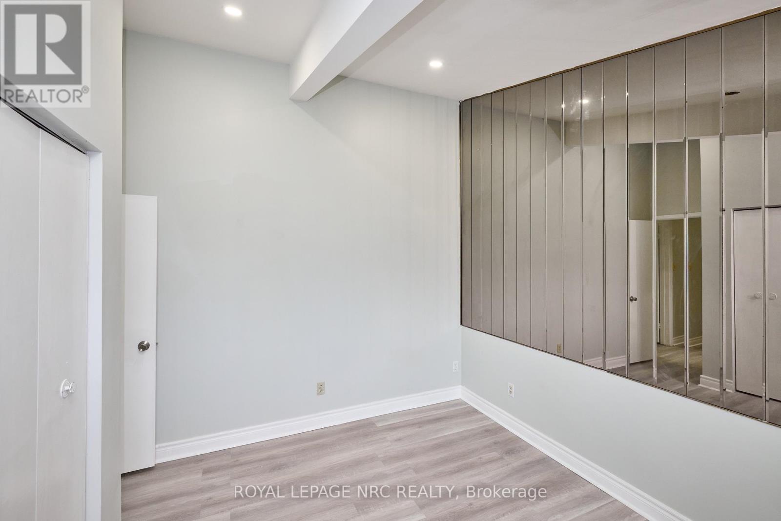 












6673 HUGGINS STREET

,
Niagara Falls (Stamford),




Ontario
L2J1H5

