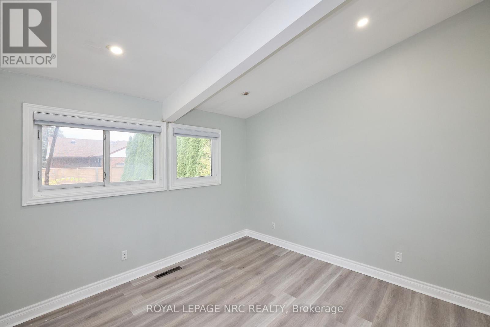 












6673 HUGGINS STREET

,
Niagara Falls (Stamford),




Ontario
L2J1H5

