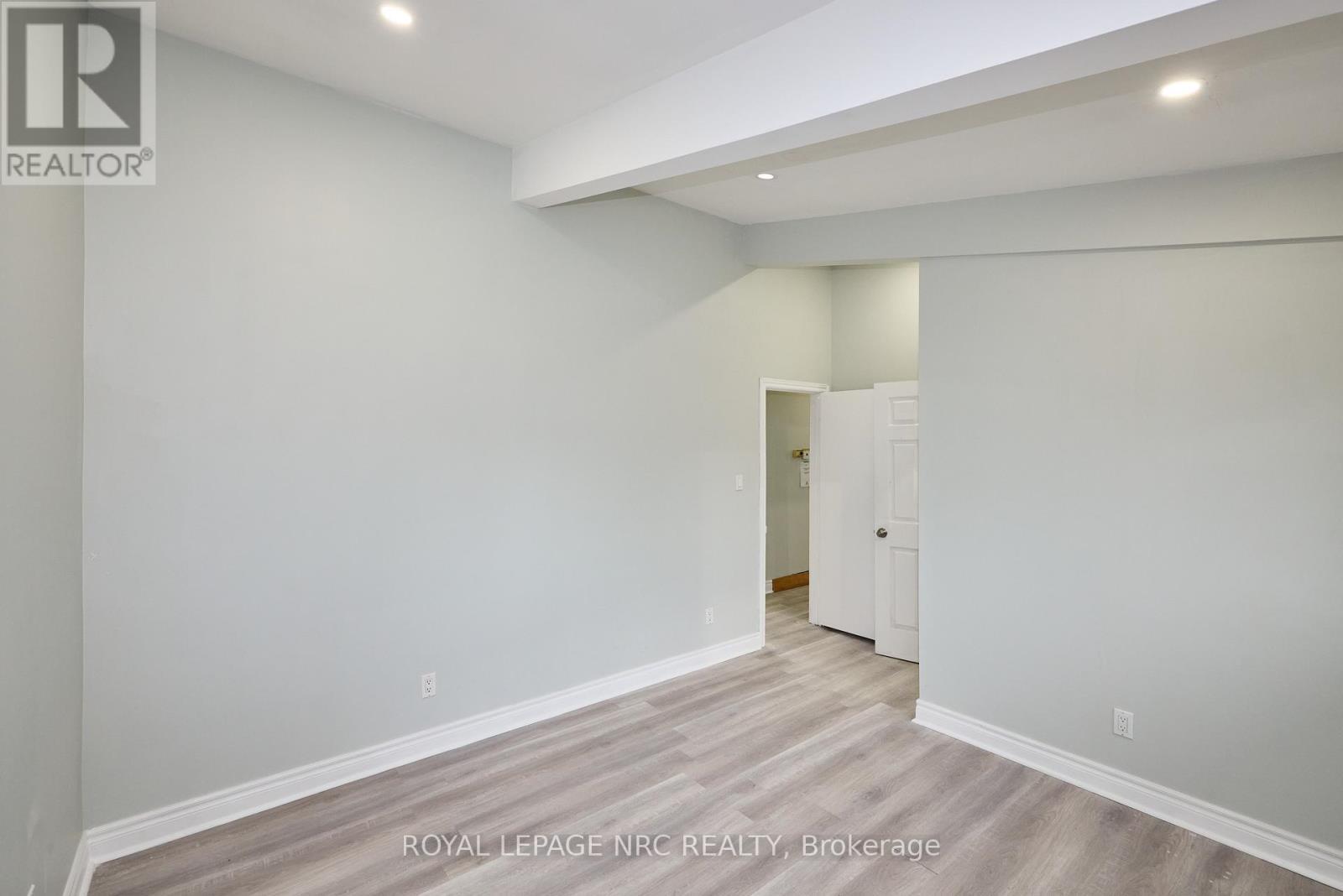 












6673 HUGGINS STREET

,
Niagara Falls (Stamford),




Ontario
L2J1H5

