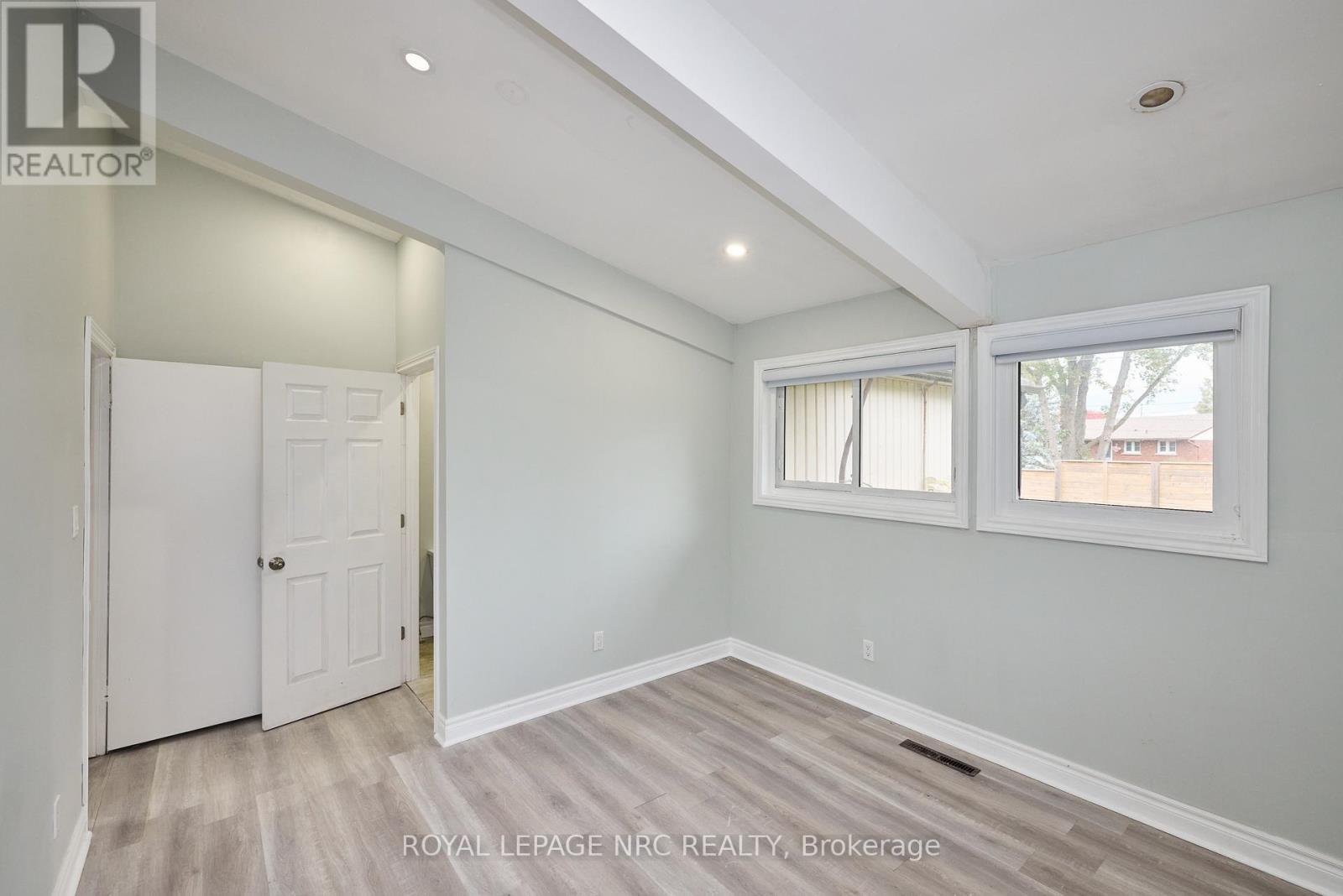 












6673 HUGGINS STREET

,
Niagara Falls (Stamford),




Ontario
L2J1H5

