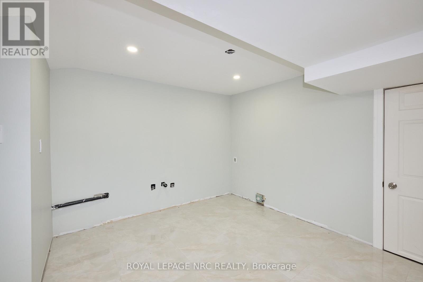 












6673 HUGGINS STREET

,
Niagara Falls (Stamford),




Ontario
L2J1H5

