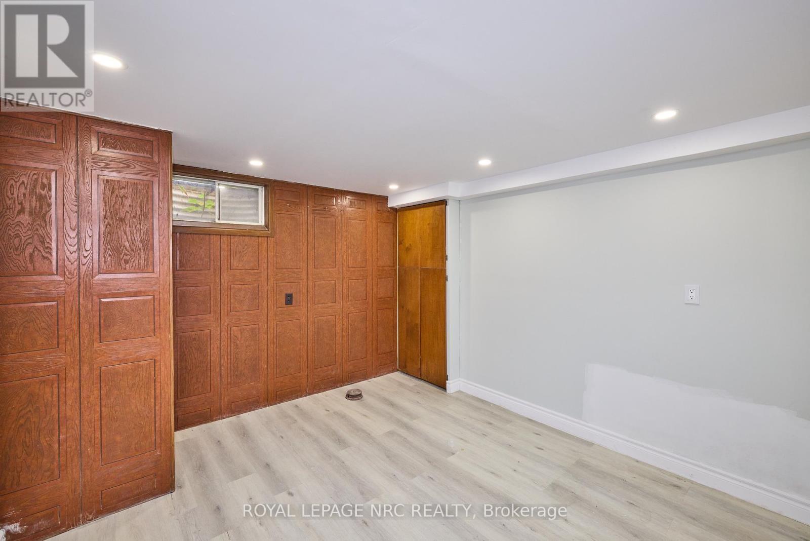 












6673 HUGGINS STREET

,
Niagara Falls (Stamford),




Ontario
L2J1H5

