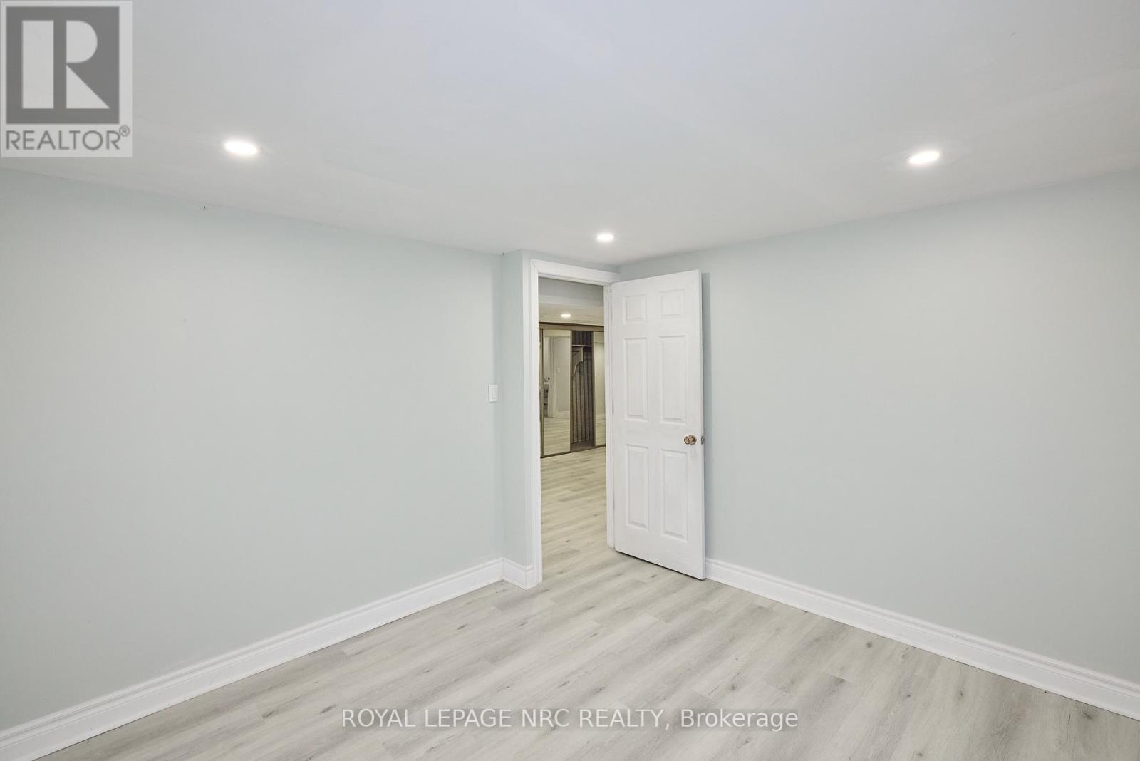 












6673 HUGGINS STREET

,
Niagara Falls (Stamford),




Ontario
L2J1H5

