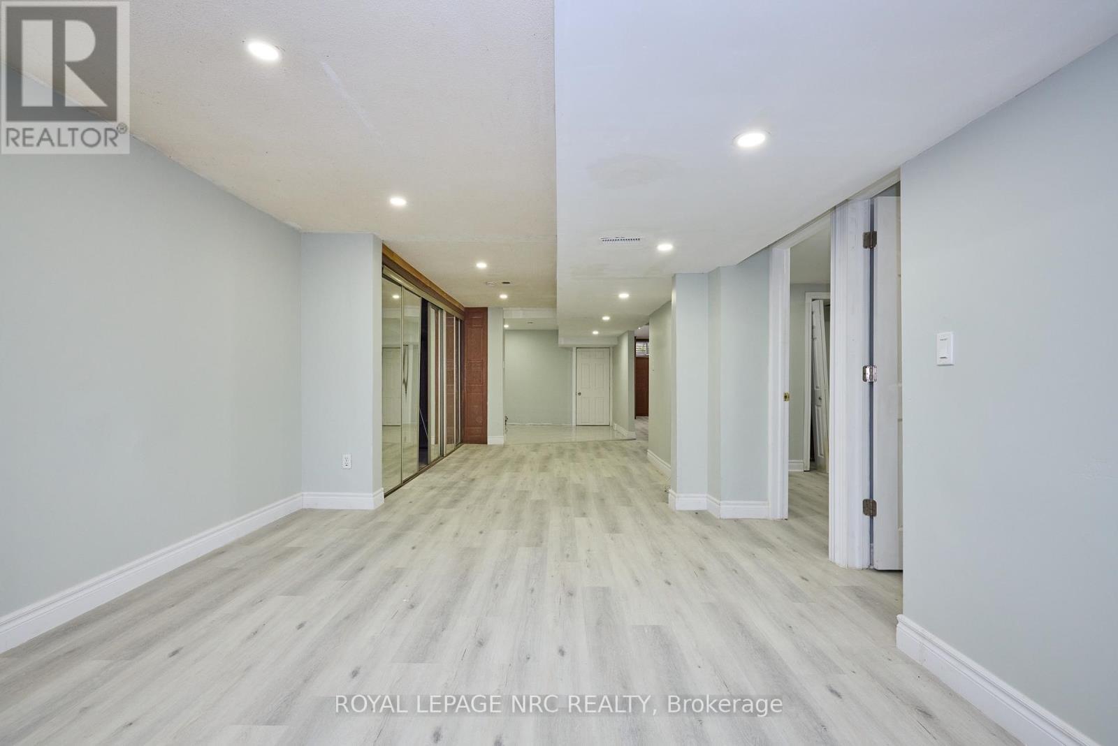 












6673 HUGGINS STREET

,
Niagara Falls (Stamford),




Ontario
L2J1H5

