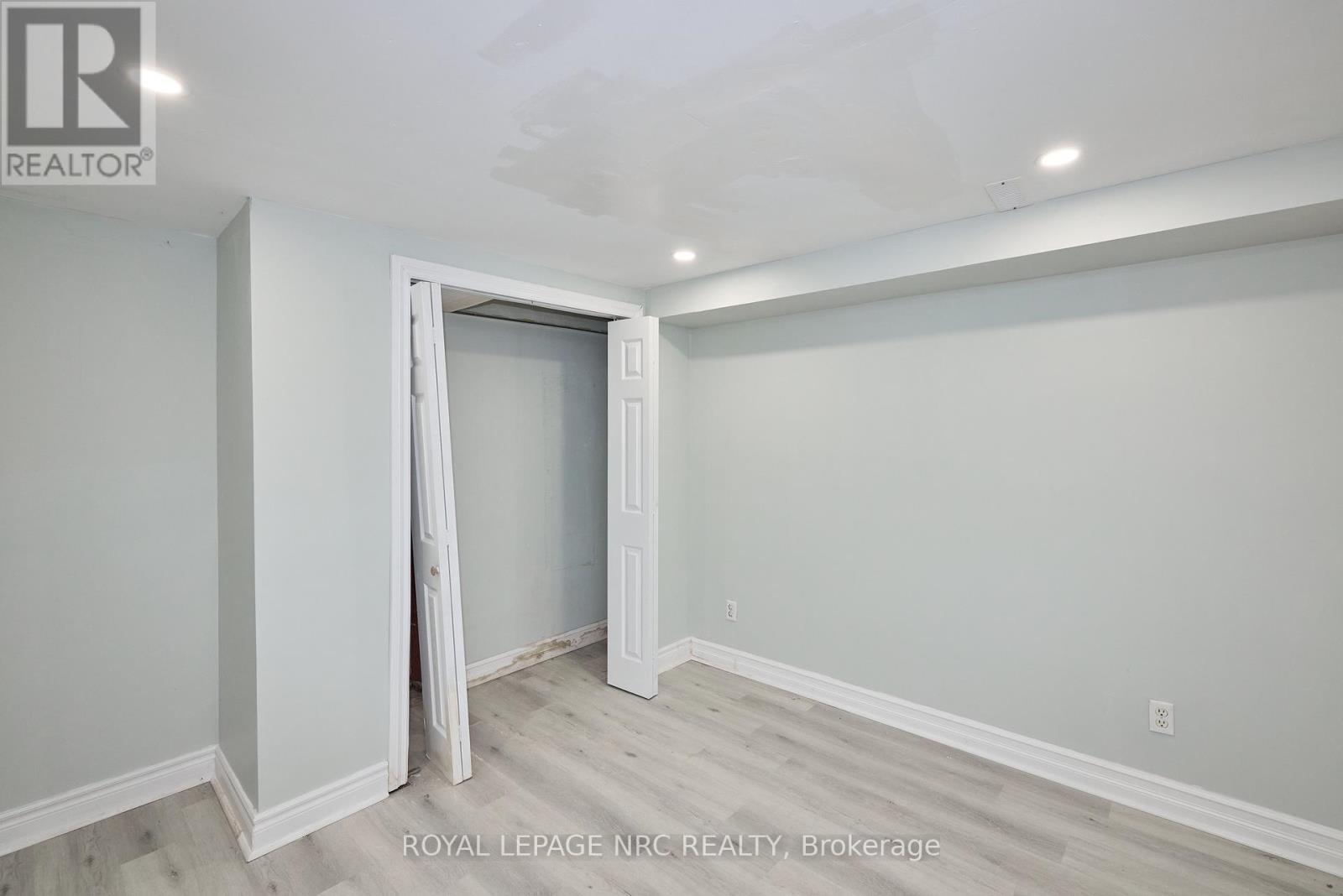 












6673 HUGGINS STREET

,
Niagara Falls (Stamford),




Ontario
L2J1H5

