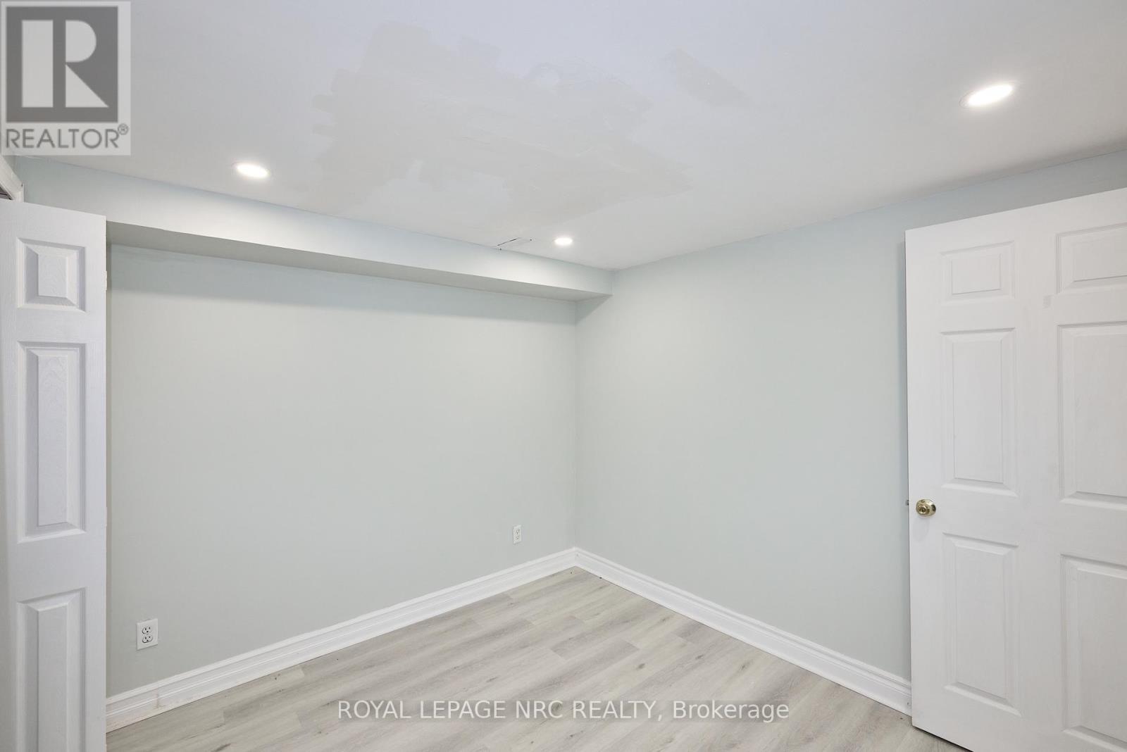 












6673 HUGGINS STREET

,
Niagara Falls (Stamford),




Ontario
L2J1H5

