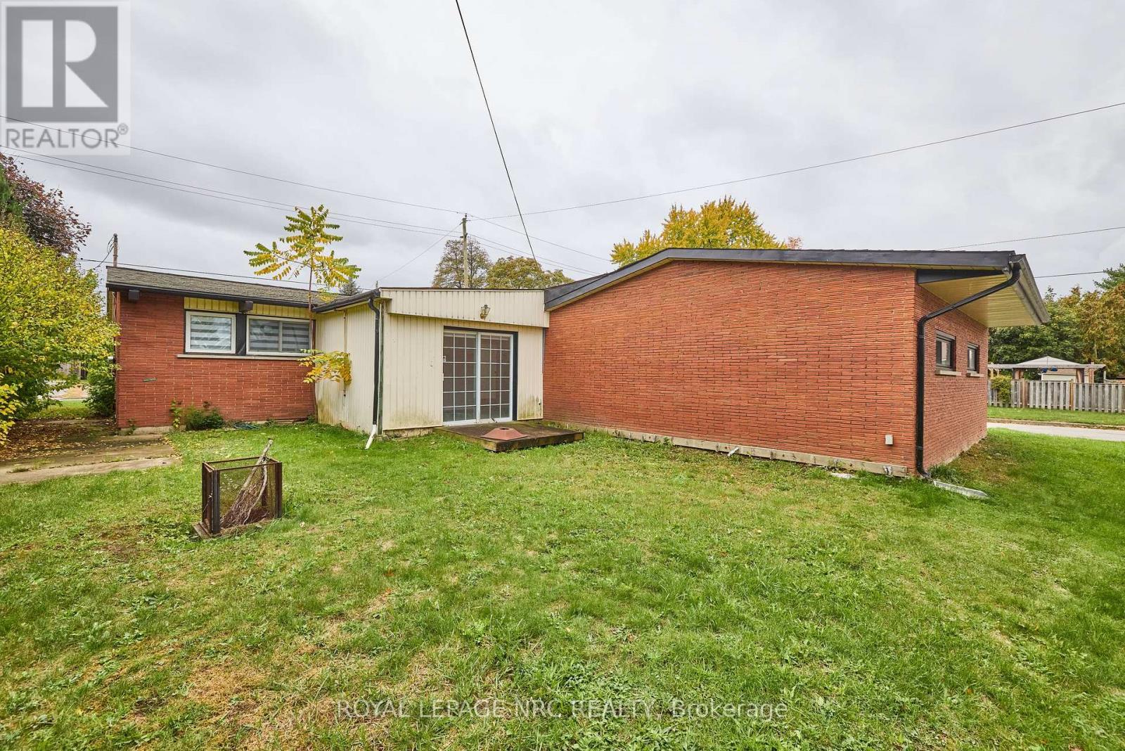 












6673 HUGGINS STREET

,
Niagara Falls (Stamford),




Ontario
L2J1H5

