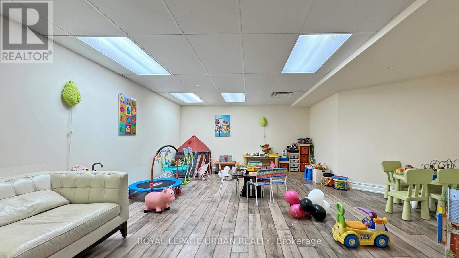 












428 - 60 HEINTZMAN STREET

,
Toronto,




Ontario
M6P5A1

