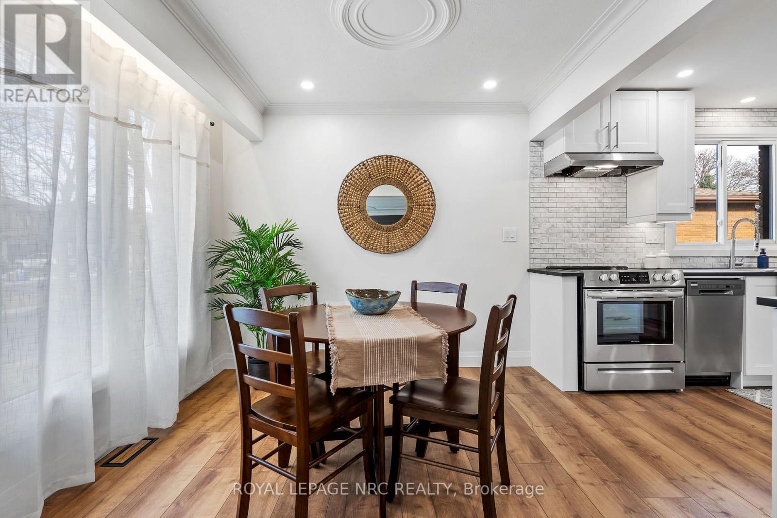 












UPPER - 4908 PETTIT AVENUE

,
Niagara Falls (Morrison),




Ontario
L2E6L6

