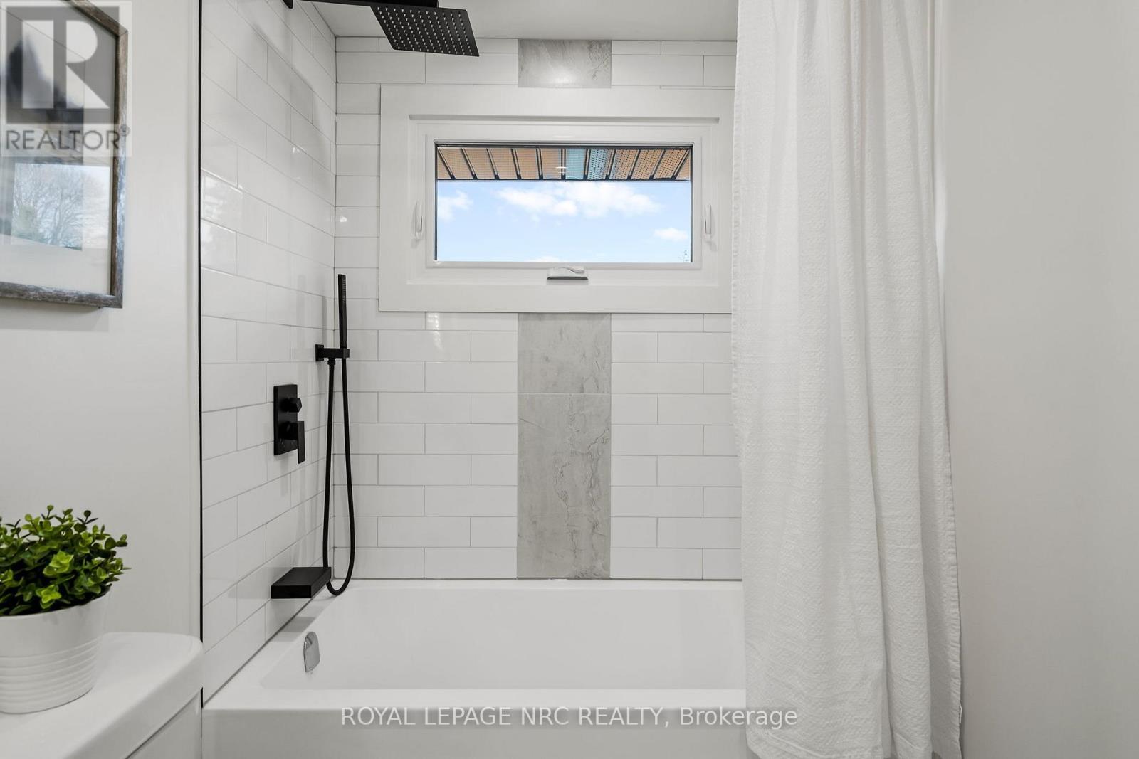 












UPPER - 4908 PETTIT AVENUE

,
Niagara Falls (Morrison),




Ontario
L2E6L6

