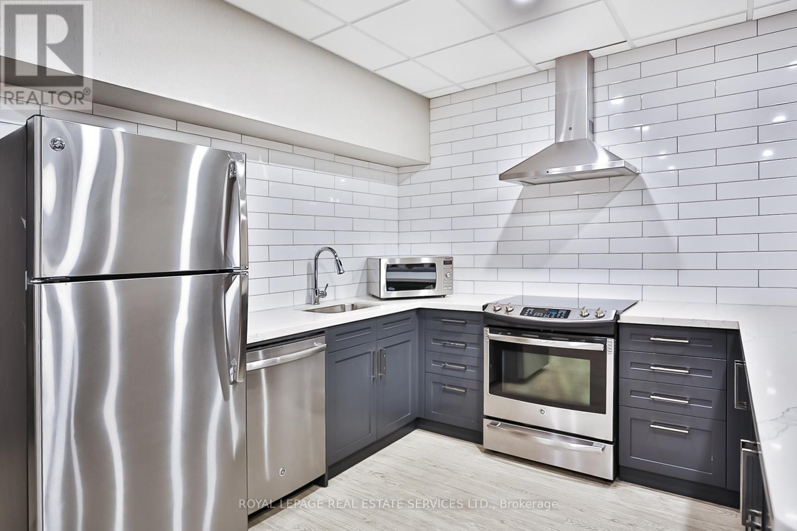 












115 - 100 QUEBEC AVENUE

,
Toronto,




Ontario
M6P4B8

