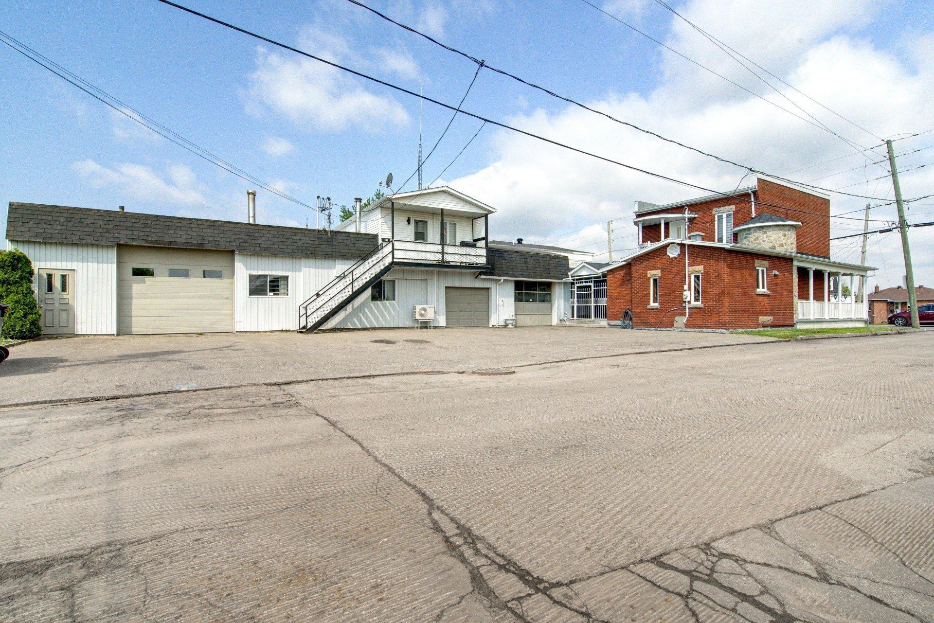 









238


Rue Alphonse-Desjardins

,
Salaberry-de-Valleyfield,




QC
J6S2N9

