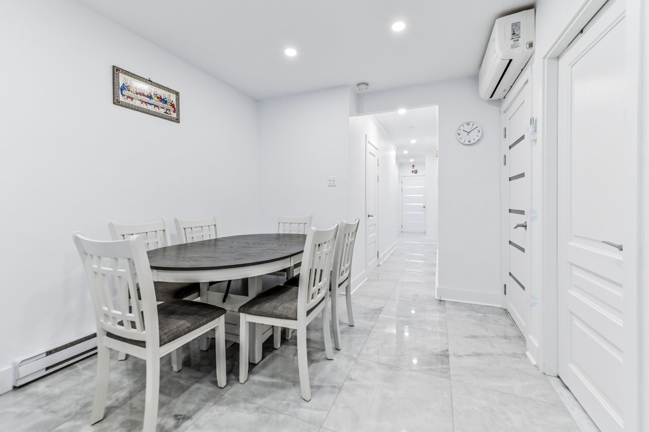 









12220

 - 12224


Rue Valmont

,
Montréal (Ahuntsic-Cartierville),




QC
H3M2V8

