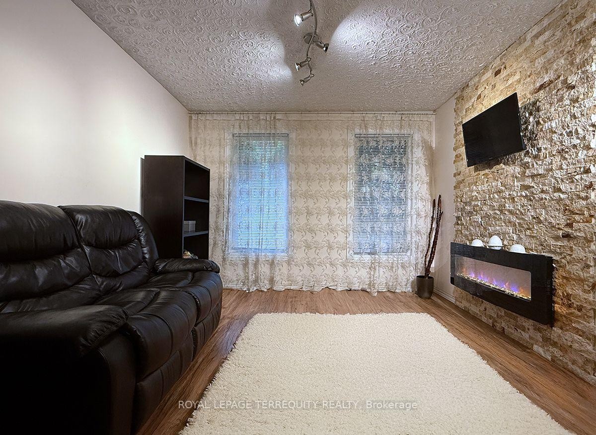 









1704


Oberon

Crescent,
Mississauga,




ON
L4X 2K8

