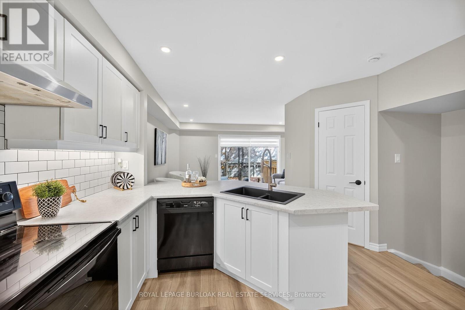 












28 - 2015 CLEAVER AVENUE

,
Burlington,




Ontario
L7M4J7

