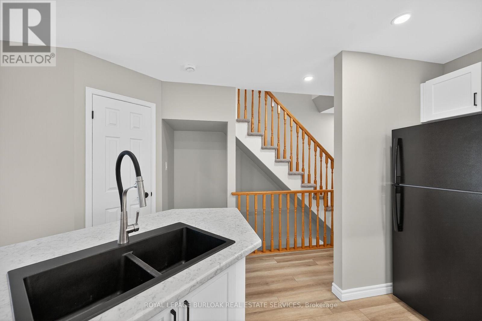 












28 - 2015 CLEAVER AVENUE

,
Burlington,




Ontario
L7M4J7

