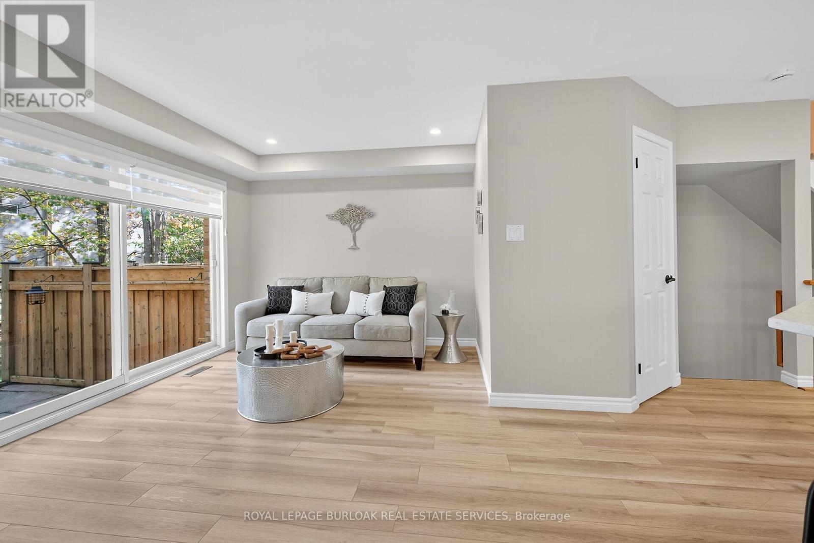 












28 - 2015 CLEAVER AVENUE

,
Burlington,




Ontario
L7M4J7

