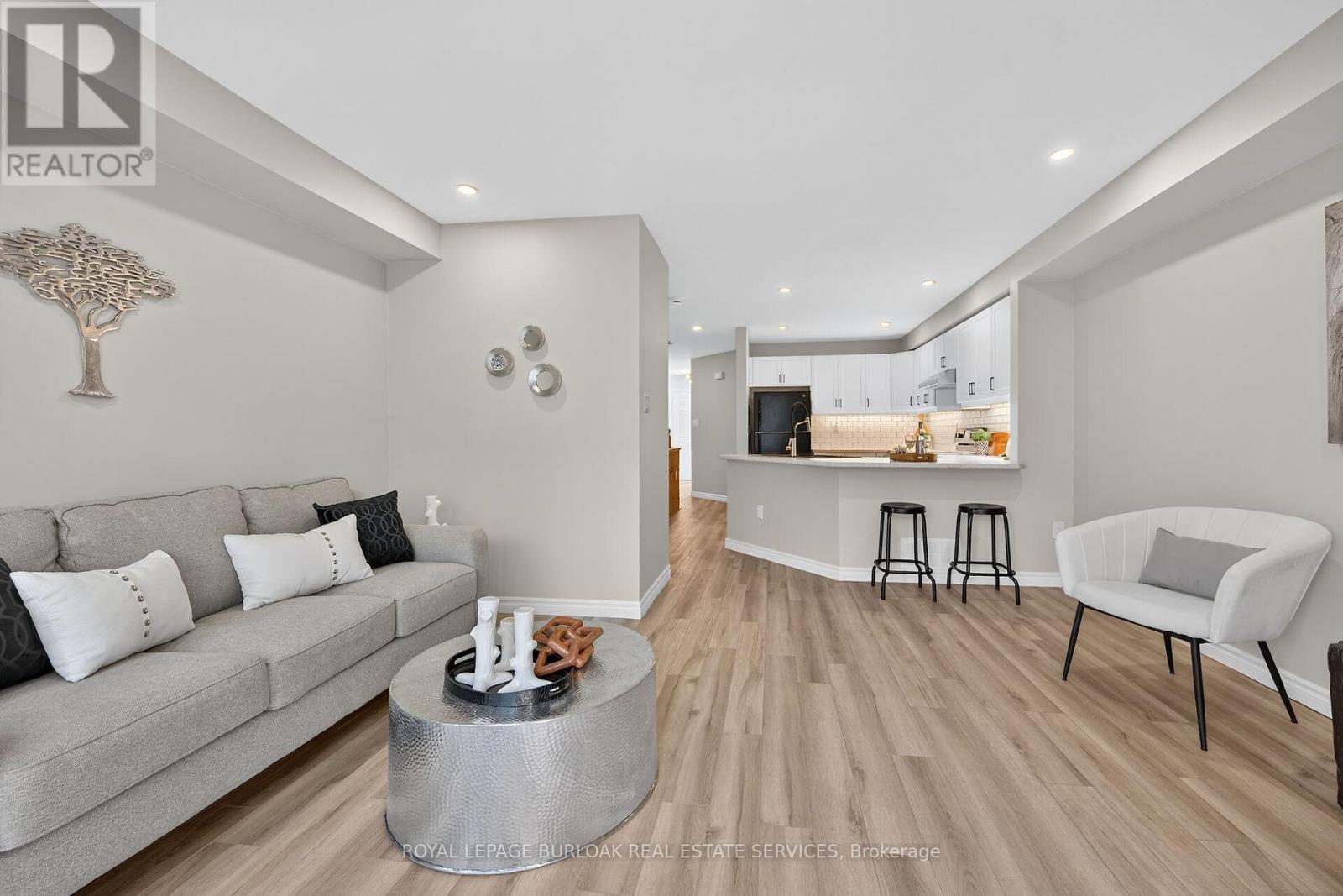 












28 - 2015 CLEAVER AVENUE

,
Burlington,




Ontario
L7M4J7

