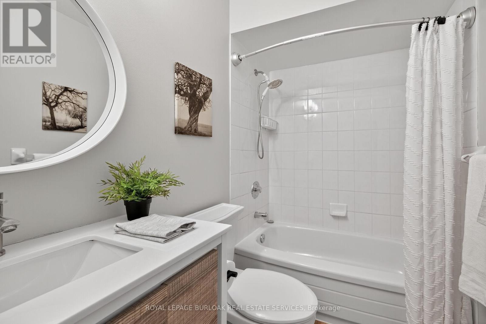 












28 - 2015 CLEAVER AVENUE

,
Burlington,




Ontario
L7M4J7

