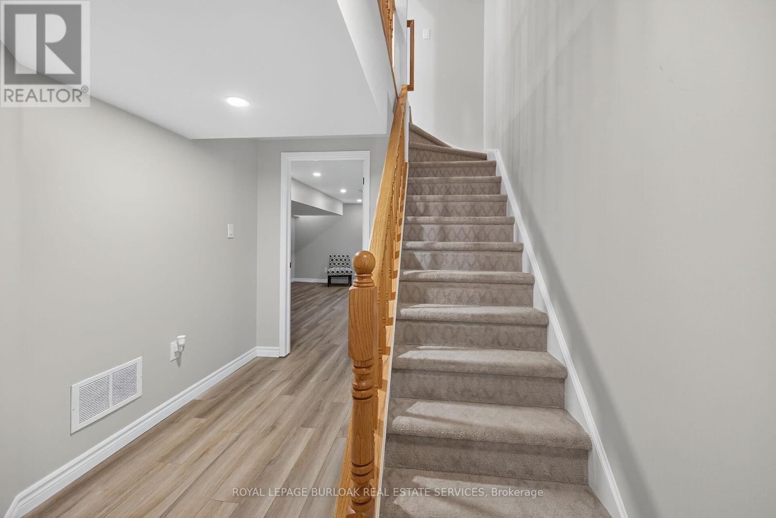 












28 - 2015 CLEAVER AVENUE

,
Burlington,




Ontario
L7M4J7

