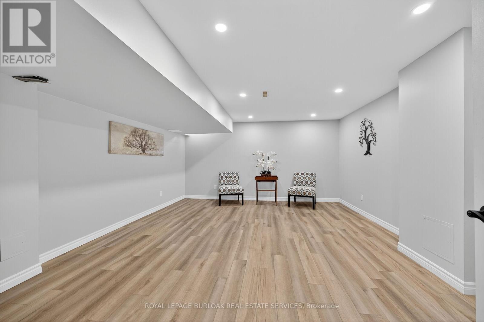 












28 - 2015 CLEAVER AVENUE

,
Burlington,




Ontario
L7M4J7

